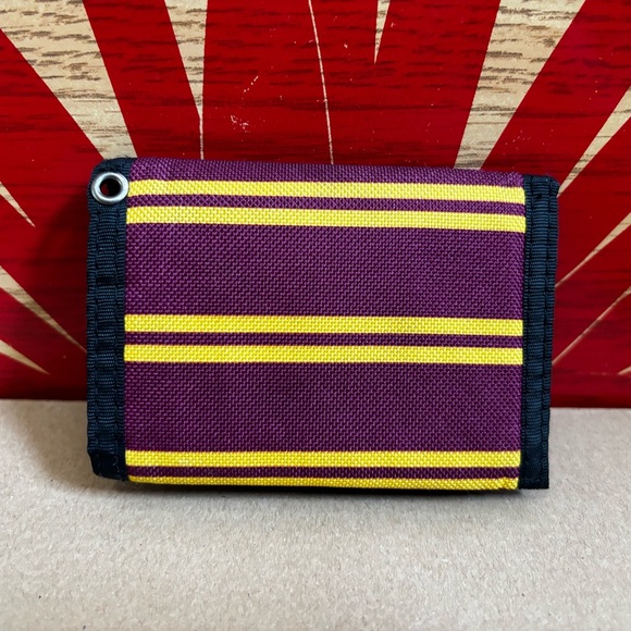 Harry Potter Gryffindor Tri-Fold Wallet - Picture 2 of 4